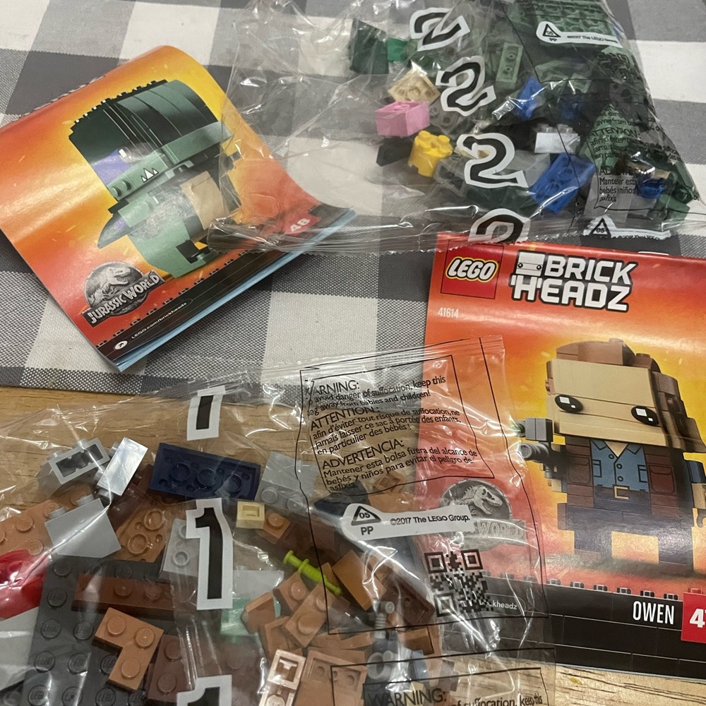 Lego brick headz Jurassic world (new sealed but no box)